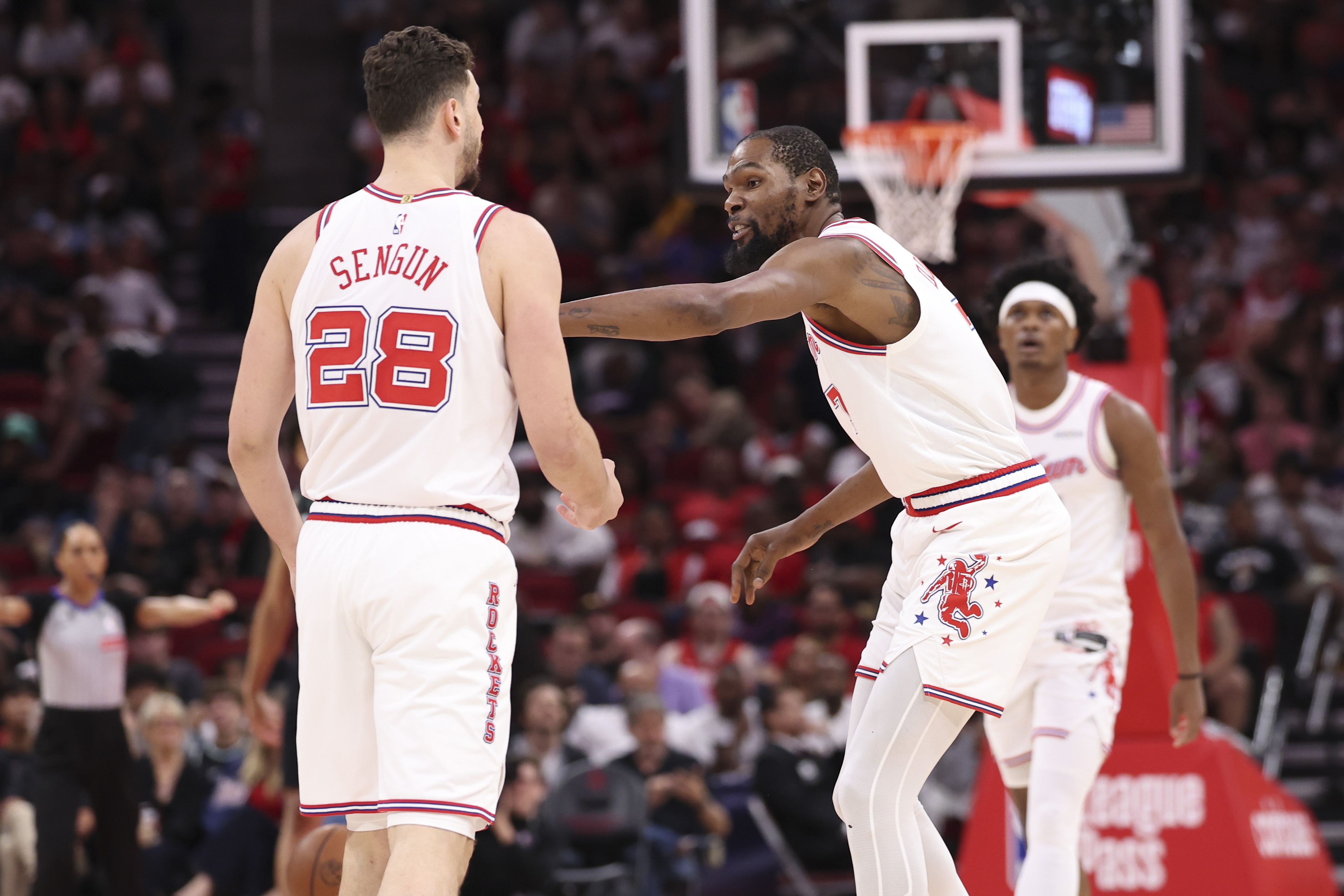 开云官方-前队记：火箭过日子一向节俭 即使首轮出局下赛季也不会有大调整